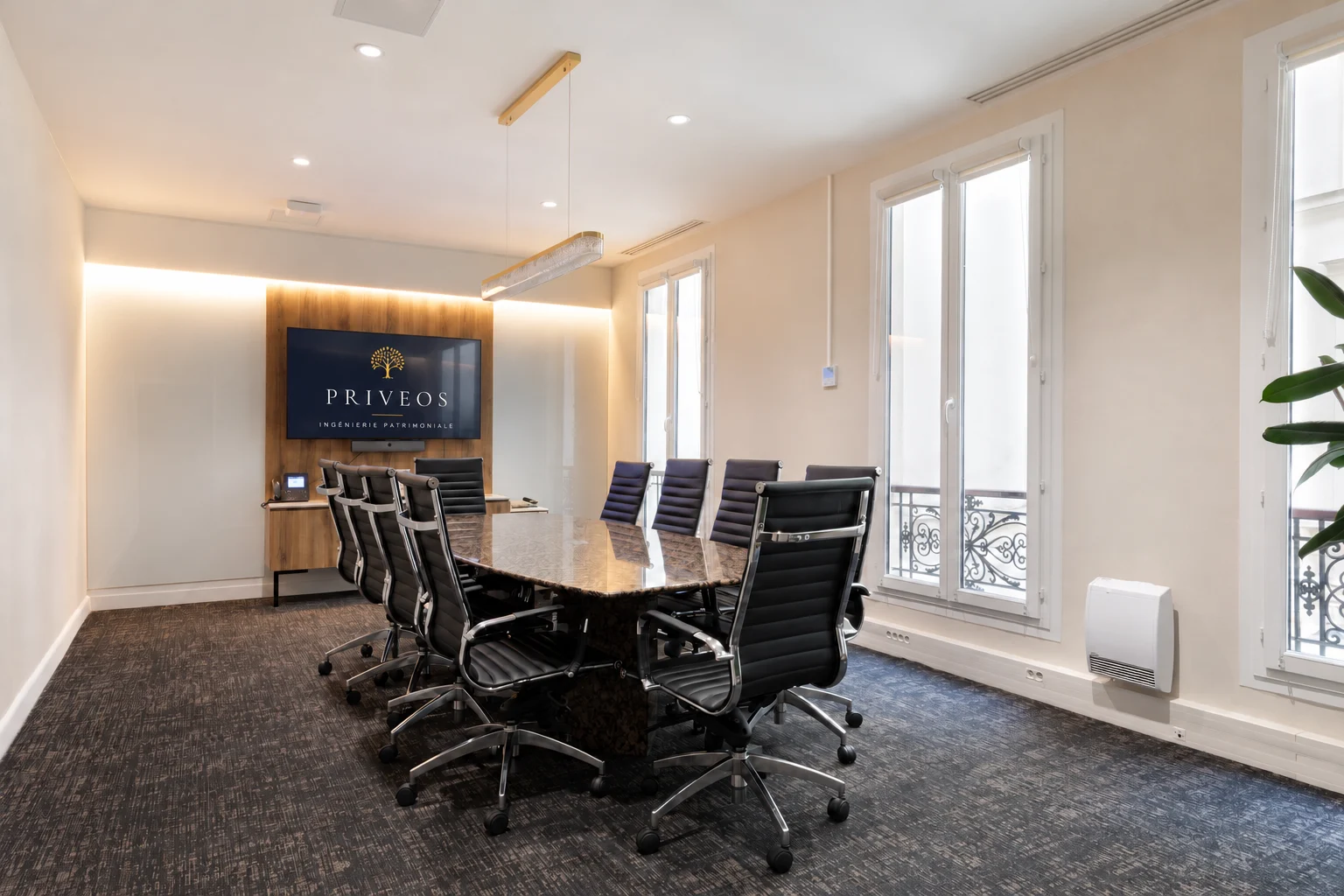 Salle de réunion du cabinet PRIVEOS, grande table et fenêtres sur balcon